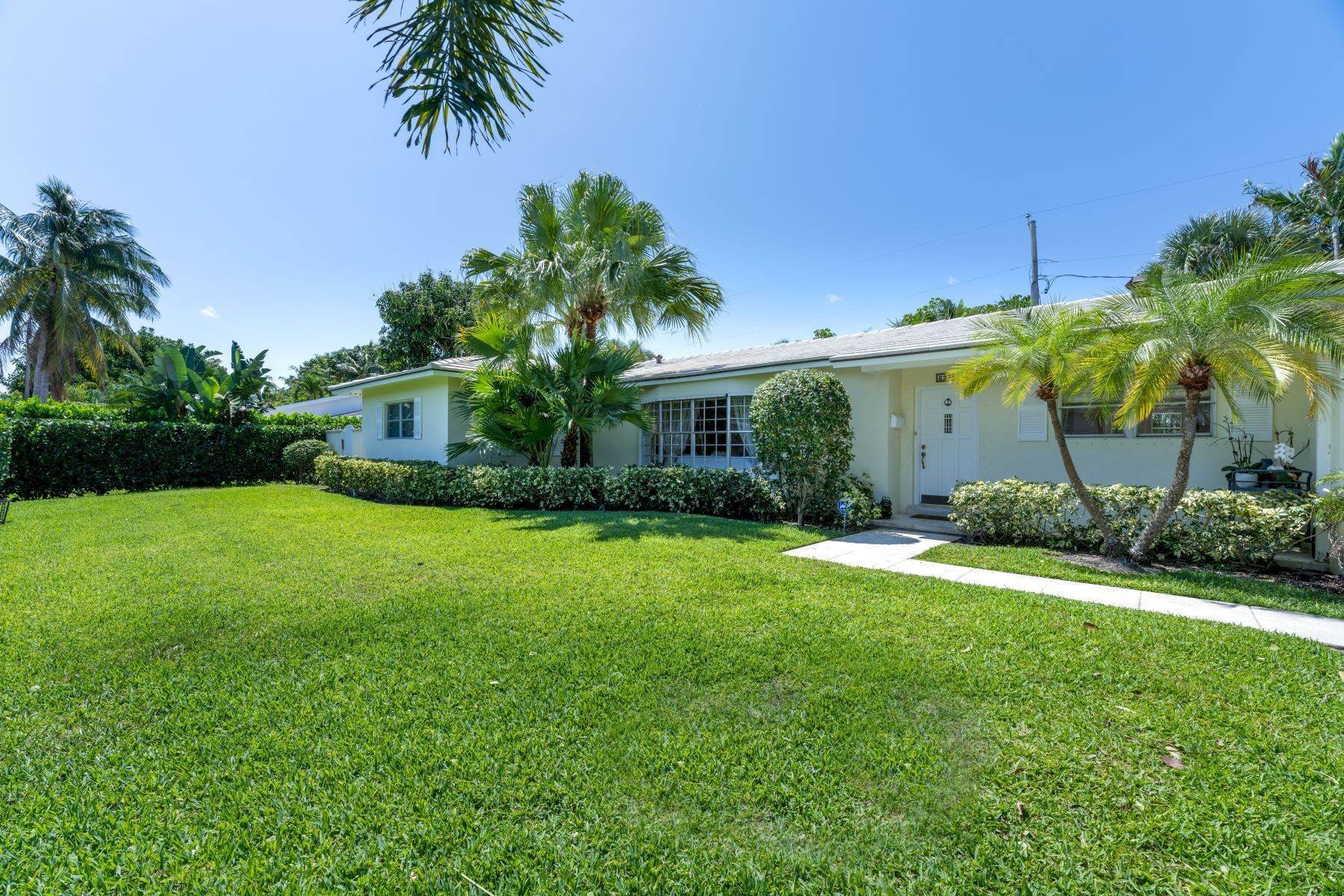 Single Family Homes for Sale at Charming SoSo Lake Block Home 228 Elwa Place West Palm Beach, Florida 33405 United States