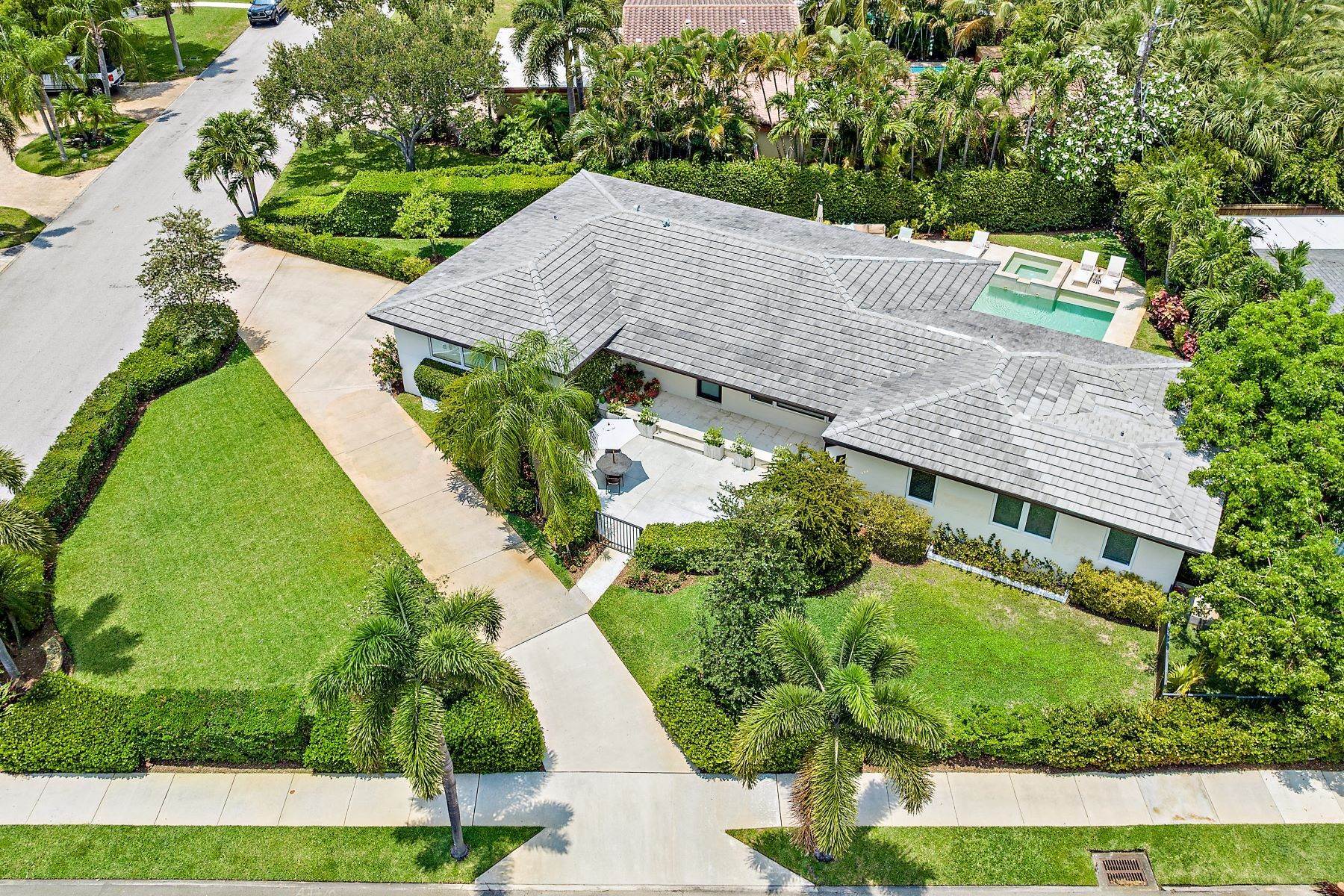 Single Family Homes 为 销售 在 2401 N Lakeside Drive Lake Worth, 佛罗里达州 33460 美国