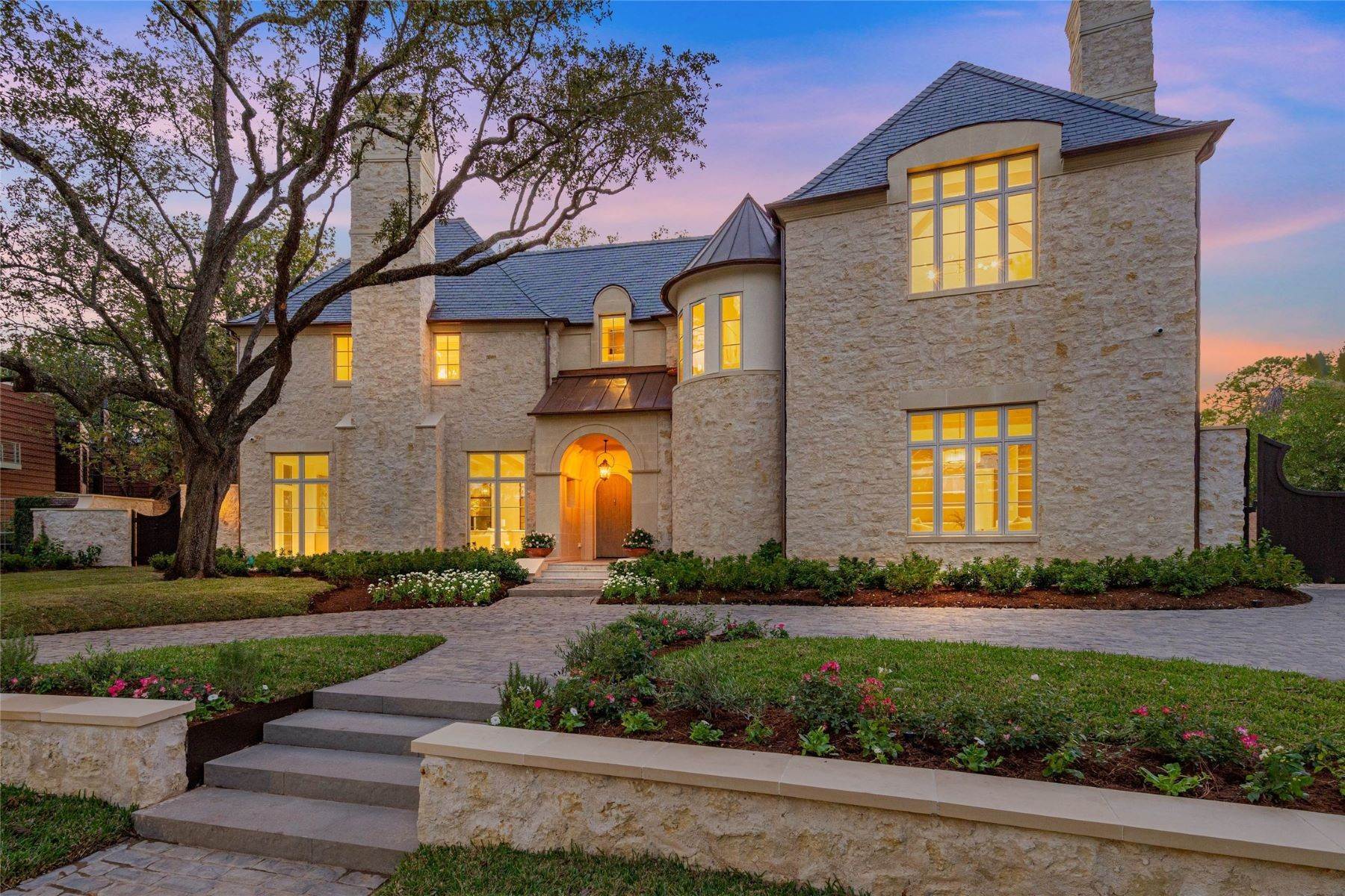 Single Family Homes 为 销售 在 2445 Pine Valley Court 休斯顿, 得克萨斯州 77019 美国