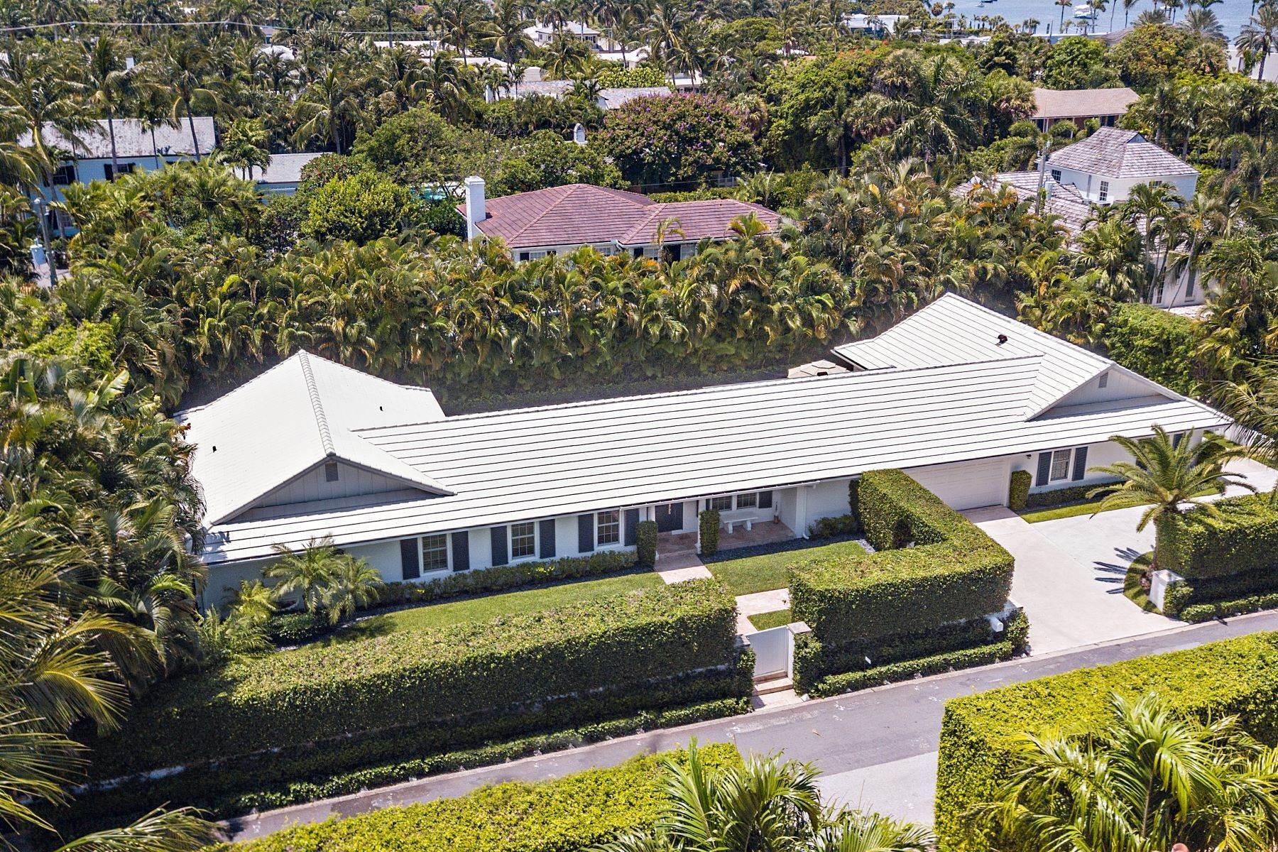 Single Family Homes 为 销售 在 North End Five Bedroom 270 Colonial Lane 棕榈滩, 佛罗里达州 33480 美国