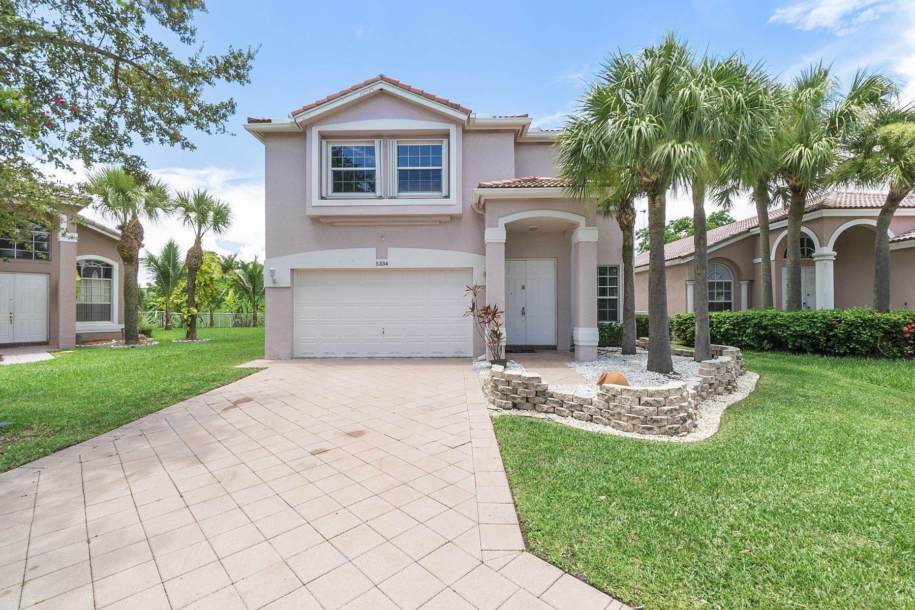 Single Family Homes 为 销售 在 5334 NW 126th Drive, Coral Springs, FL 5334 NW 126th Drive Coral Springs, 佛罗里达州 33076 美国